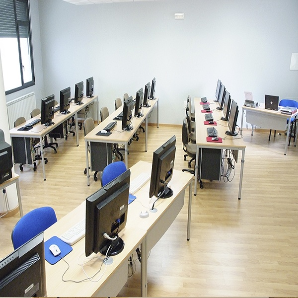 Aula informática del Centro de Estudios CERO en Xinzo de Limia